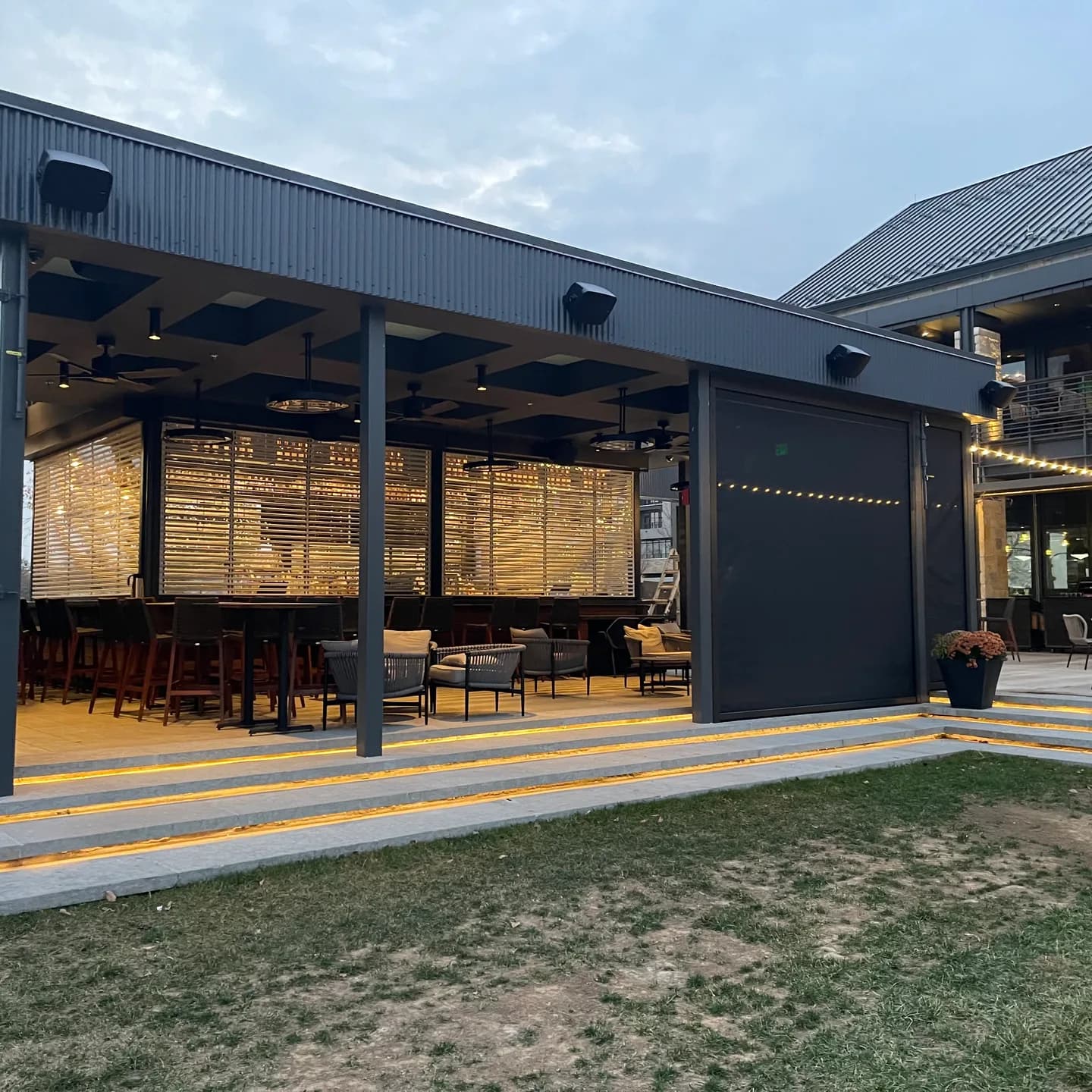 restaurant screen exterior