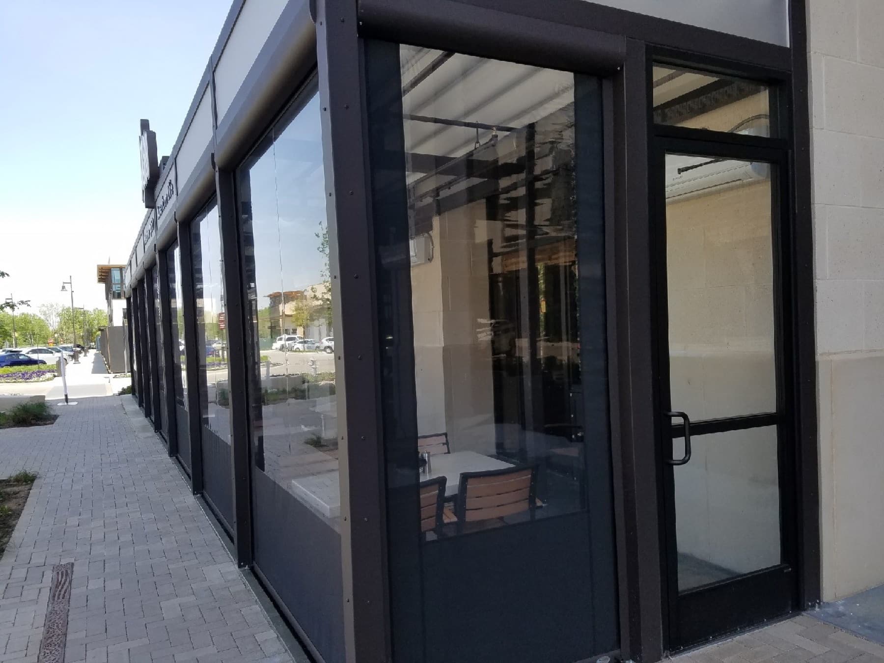 Chicago retractable screen system wrapping a corner outdoor dining space
