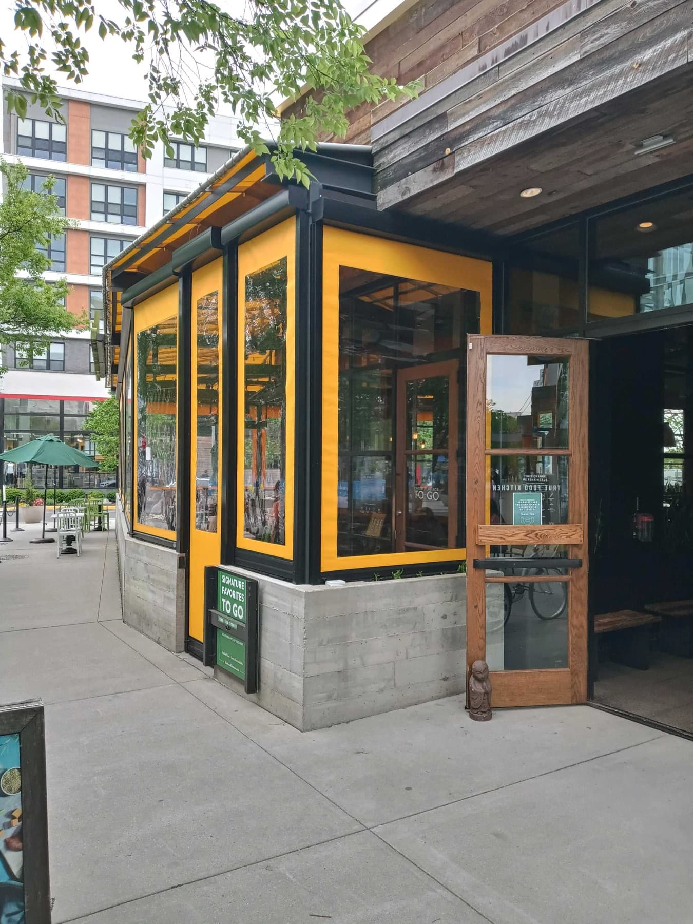 Chicago restaurant exterior with retractable screen enclosure system